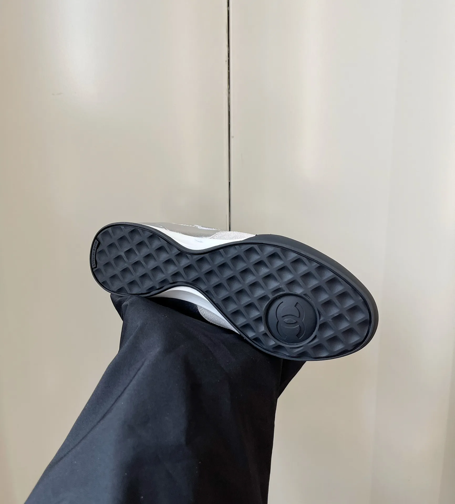 👟👟Ex-factory price 520👟👟 𝐂𝐇𝐀𝐍𝐄𝐋 Chanel's latest rhombus sports sneakers, new color white shoes ✔️ Full cowhide leather surface. The new color matching fabric adds many elements to make it look very exquisite. It will make your legs look longer when you put it on. Authentic counter replica. The upper foot can be said to be really super good! Size: 35-40 original packaging